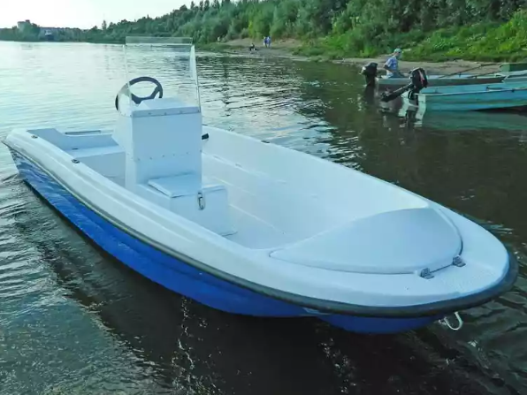 Стеклопластиковая лодка Пингвин с консолью (тримаран) в Подольске