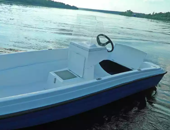 Стеклопластиковая лодка Пингвин с консолью (тримаран) в Подольске