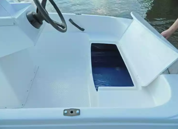 Стеклопластиковая лодка Пингвин с консолью (тримаран) в Подольске